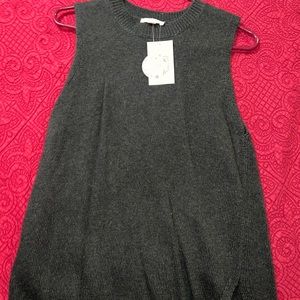 Sleeveless sweater type shirt